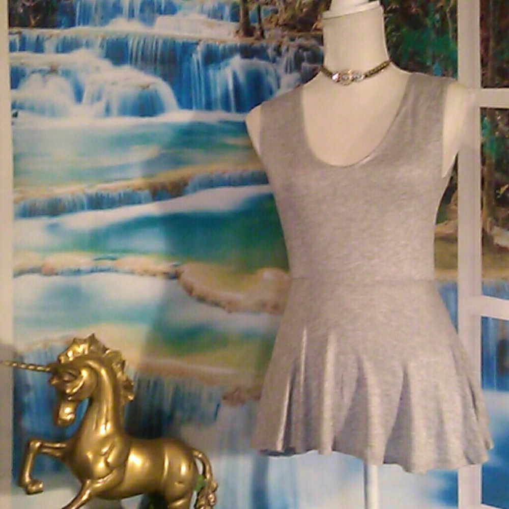 Size medium grey fitted with flowing bottom tank - Picture 1 of 1